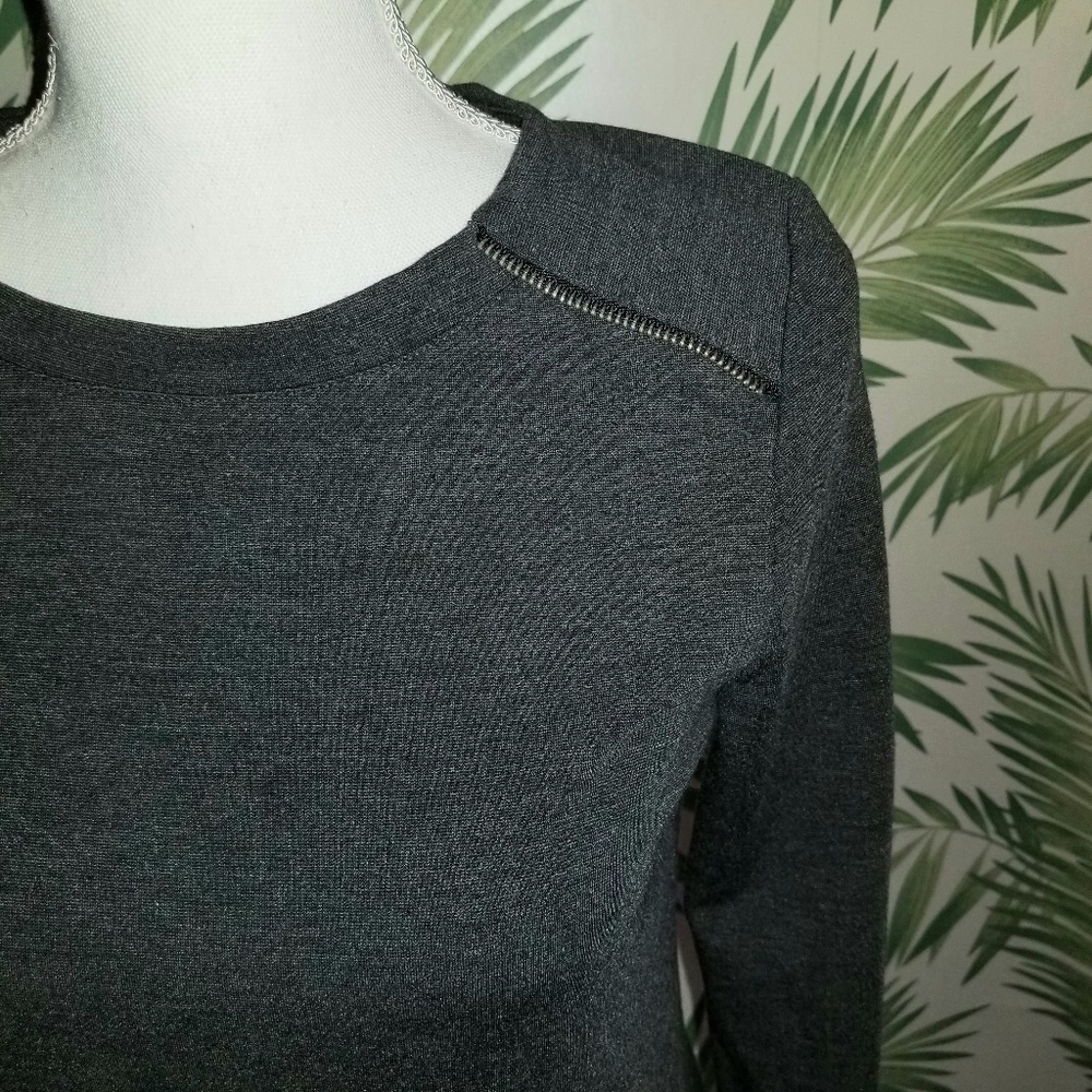5/$20 Adorable sweatshirt with zipper detail